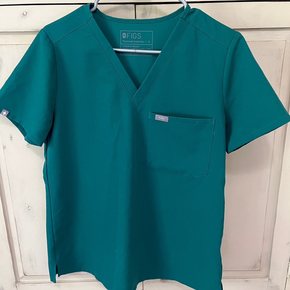 Figs scrub top